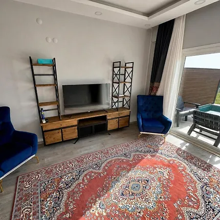 Mavikentte Oezel Havuzlu Villa