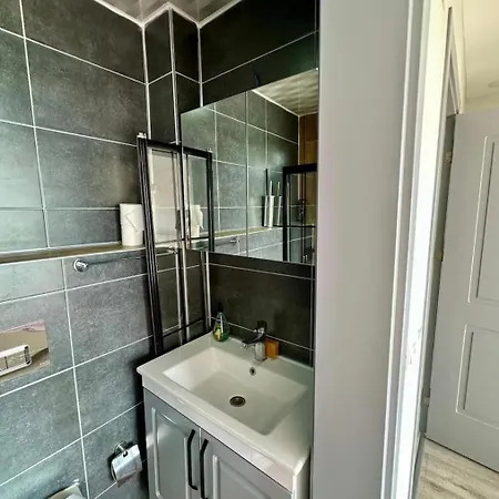 Mavikentte Oezel Havuzlu Villa