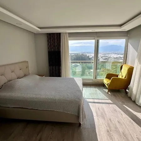 Mavikentte Oezel Havuzlu Villa