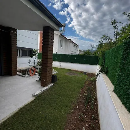 Mavikentte Oezel Havuzlu Villa *